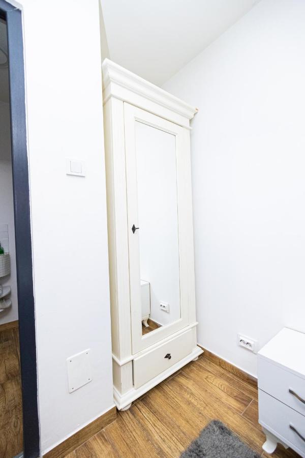 Pensiunea Ewo Iasi Exteriör bild